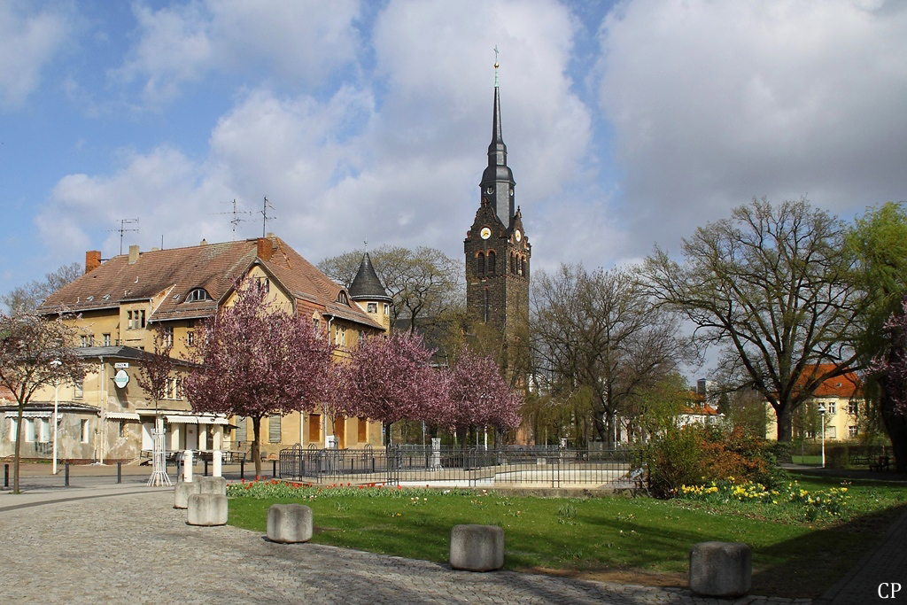Der Wettinplatz in Coswig (bei Dresden) mit der Peter-Pauls-Kirche. (9.4.2011)