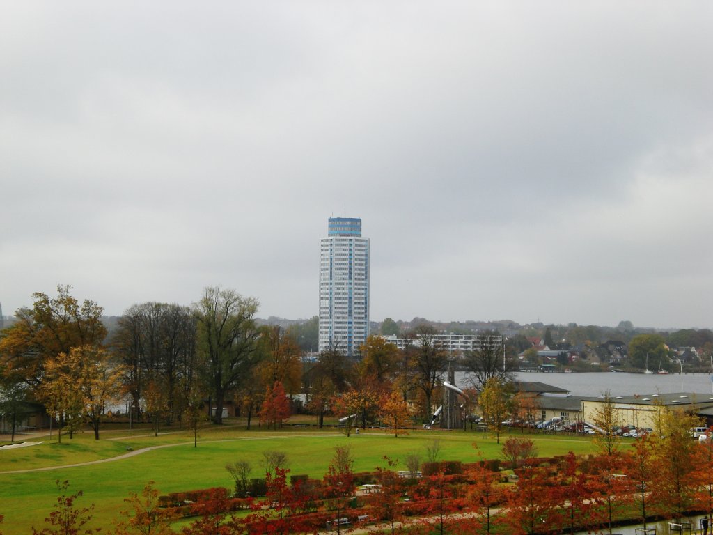 Der Wikingturm ist ein Wohnhochhaus in der Stadt Schleswig.(25.10.2009)