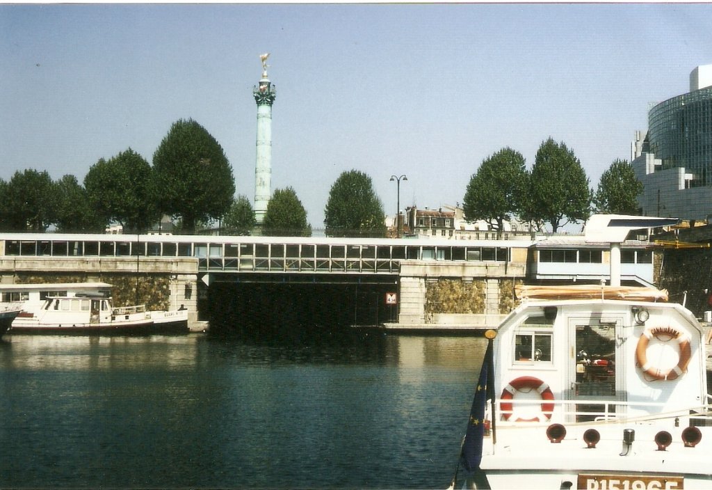 Der Yachthafen in Paris, Einfahrt in den Canal Saint Martin, der am Anfang unter der Place de la Bastille hindurchfhrt (Dia vom Juli 1995)