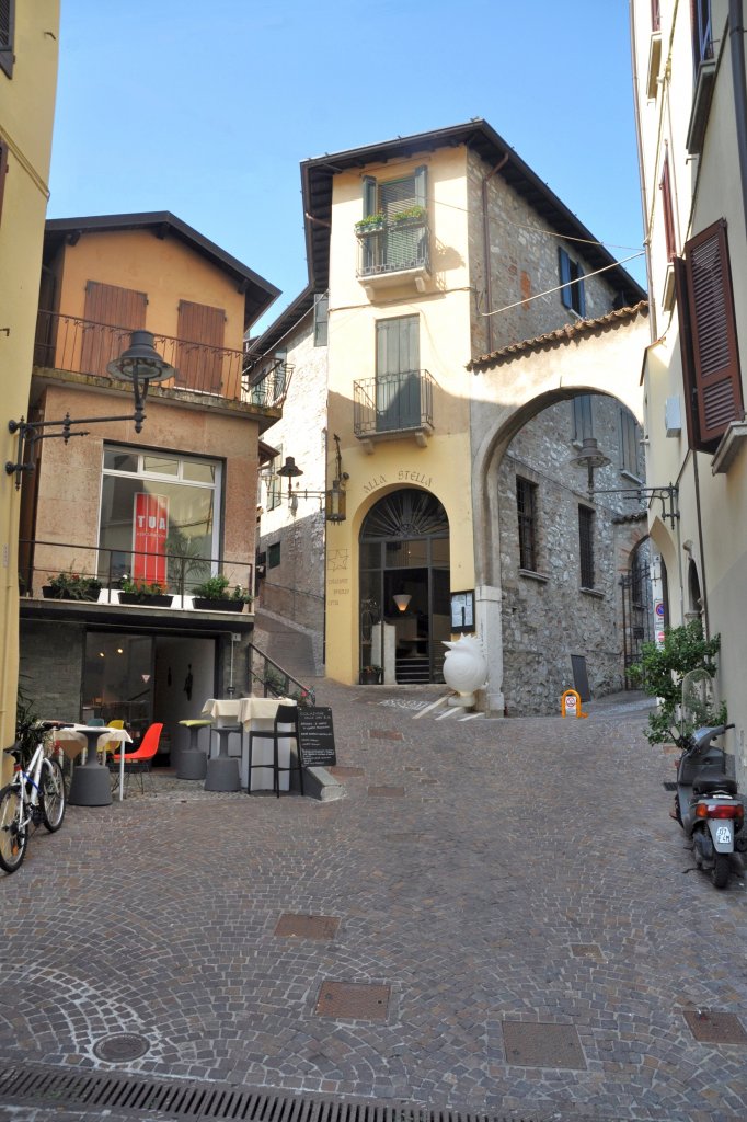 DESENZANO del Garda (Provincia di Brescia), 04.10.2011, Blick in die Strae, die von der Via Santa Angela Merici zum Castello fhrt