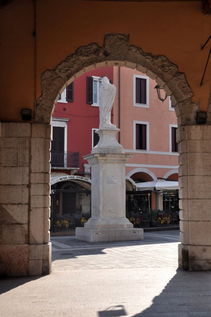 DESENZANO del Garda (Provincia di Brescia), 04.10.2011, Statue auf der Piazza Malvezzi
