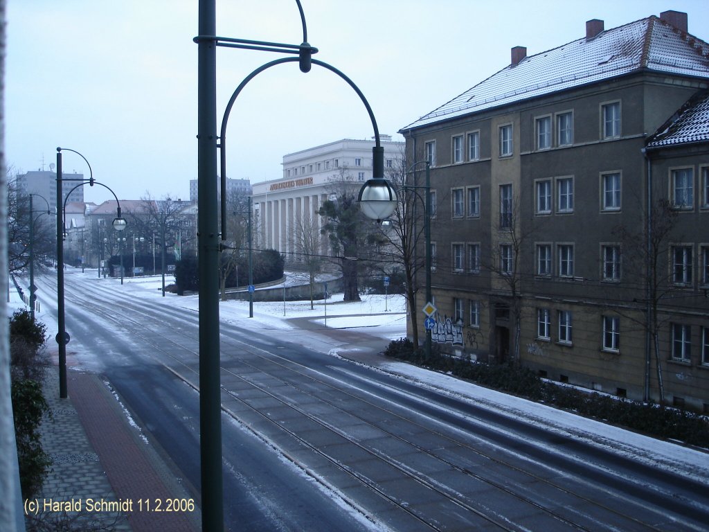 Dessau am 11.2.2006: Blick auf die Fritz-Hesse-Str. mit dem dahinterliegenden „Anhaltische Theater“ am Friedensplatz