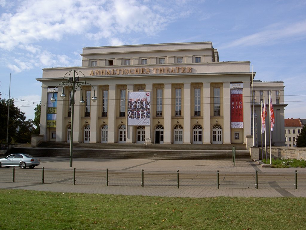 Dessau, Anhaltisches Theater, erbaut 1938 durch Architekt Friedrich Lipp, 1949 
Wiederaufbau (02.10.2012)