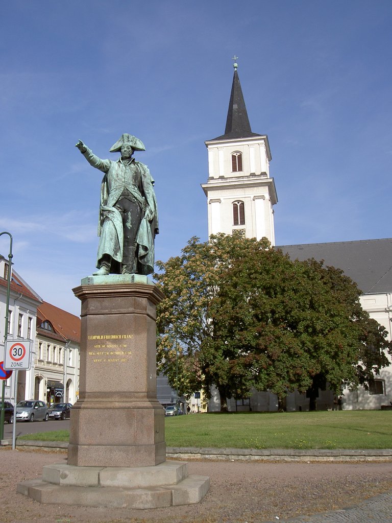 Dessau, Herzog Leopold Friedrich Denkmal und Ev. St. Johannis Kirche (02.10.2012)