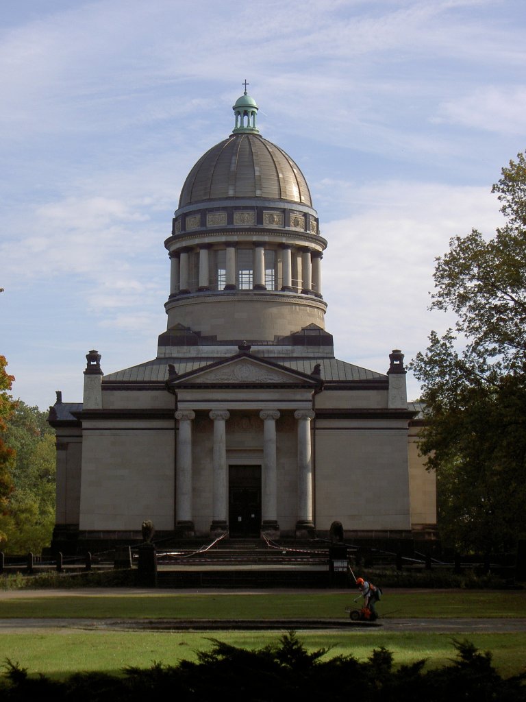 Dessau, Mausoleum der Herzge von Anhalt im Stadtteil Ziebigk, erbaut von 1894 bis 
1898 durch Franz Heinrich Schwechten als dorischer Kuppelbau (02.10.2012)