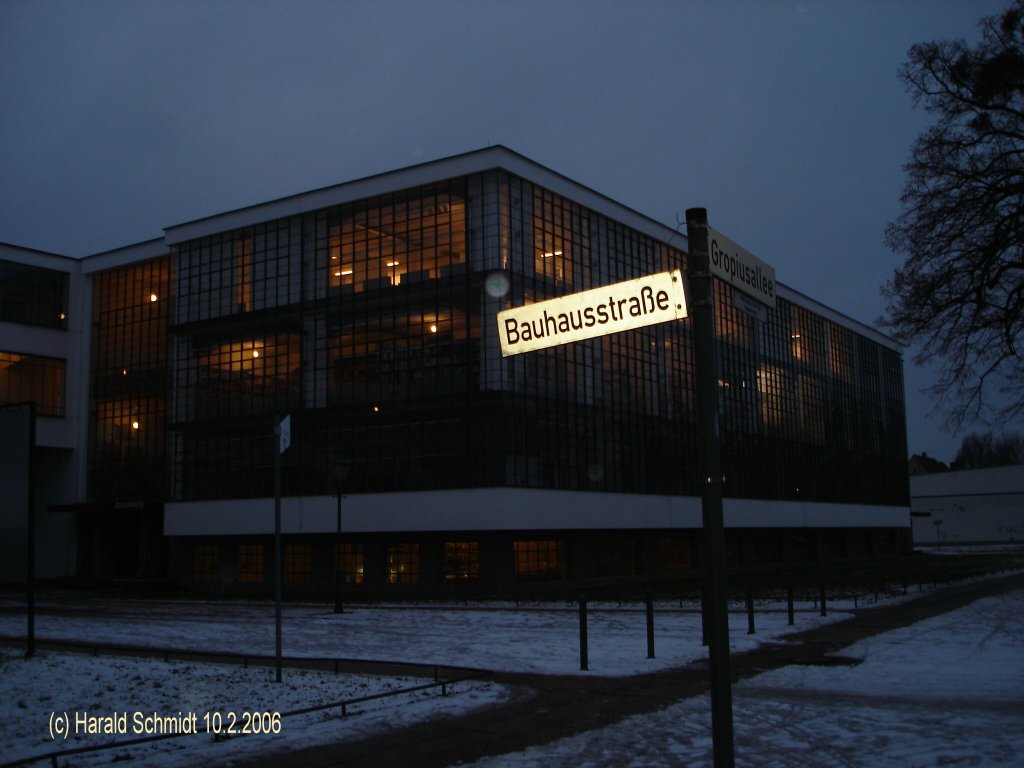 Dessau-Rolau am 10.2.2006: Das Bauhaus

ACHTUNG!!!  die Zuordnung ist nicht korrekt. Ich kann fr Dessau-Rolau keinen entsprechen Ordner finden, habe deshalb zunchst zu Lutherstadt Wittenberg geschoben.
Harald.