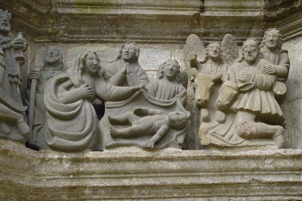 Detail des Kalvarienberges von Guimiliau am 22.07.2009: Die Geburt Jesus (Ist der nicht schon sehr gro) in Granit gemeielt