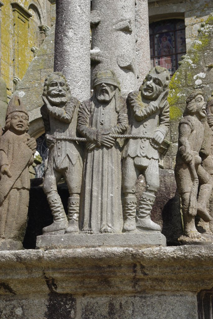 Detail des Kalvarienberges von Saint-Thgonnec: Christus wird gefesselt von 2 Schergen abgefhrt. (23.07.2009)