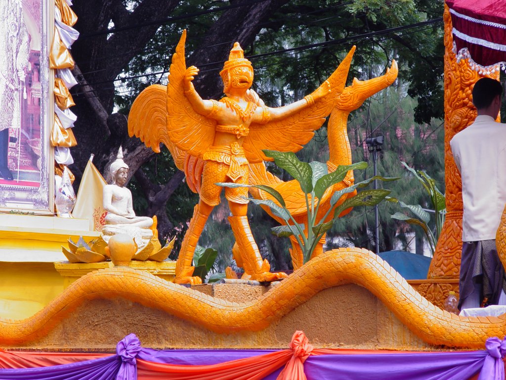 Detail - ein Garuda Vogel - auf einem Motivwagen whrend des Umzuges in Buri Ram am 29.07.2007