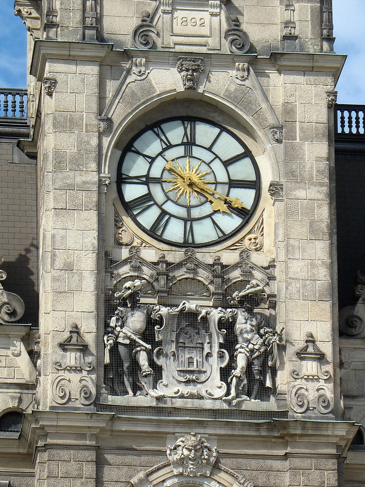 Detail vom Rathausturm Liberec (Reichenberg);  die zu sehende Jahreszahl 1892 ist die der geplanten jedoch nicht eingehaltenen Fertigstellung; 07.07.2007
