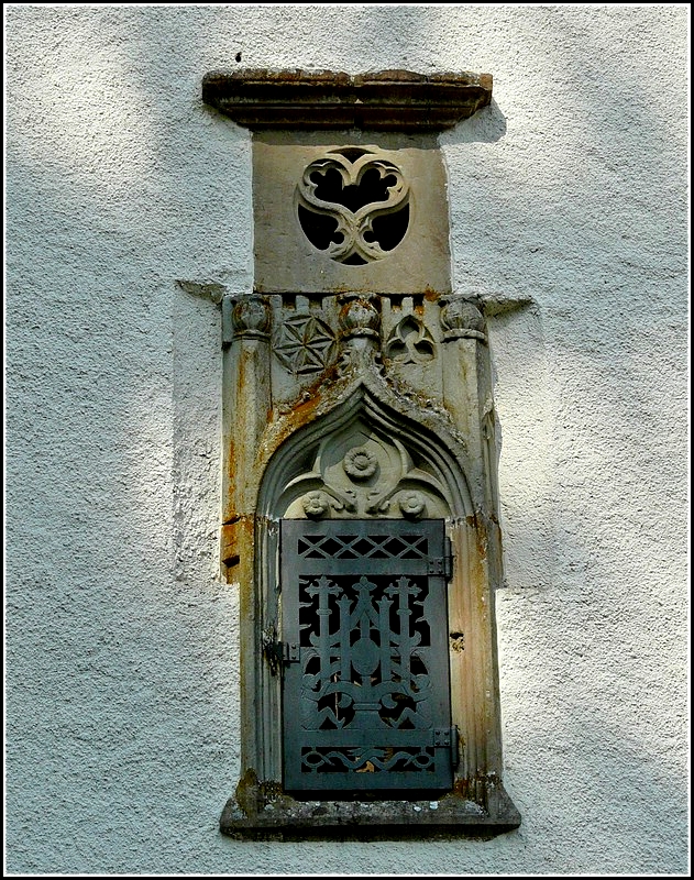 Detailaufnahme der Kirche von Rindschleiden. Wozu diese ffnung wohl gedient haben mag? 04.09.2010 (Jeanny)