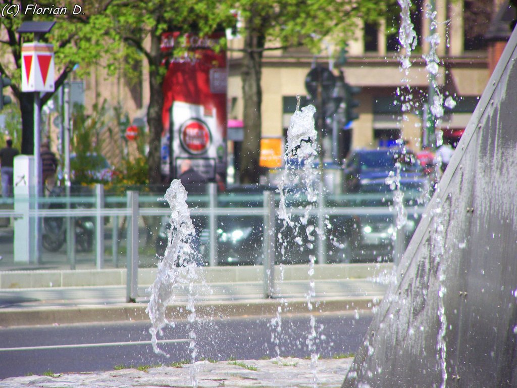 Detailierte Aufnahme des Wassers vom Mack-Brunnen an der Berliner Allee in Dsseldorf. 24.04.2010