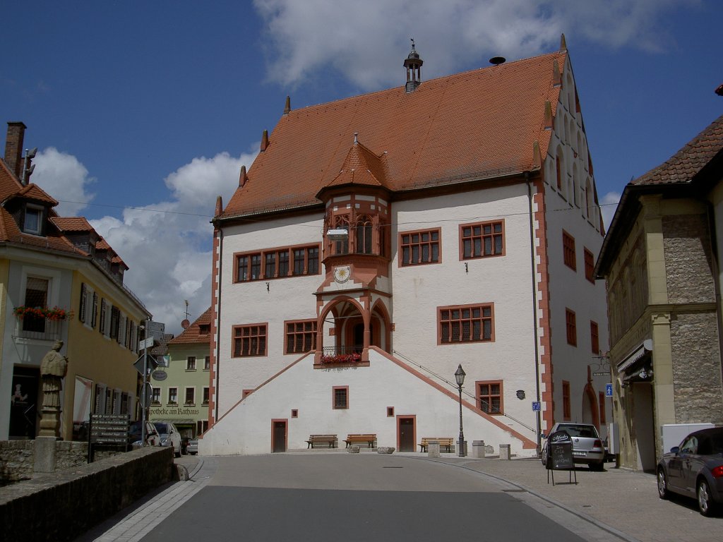 Dettelbach, Rathaus, dreigeschossiger Satteldachbau mit Freitreppe und Mittelerker, 
erbaut von 1484 bis 1512, Rathausplatz 1 (17.06.2012)