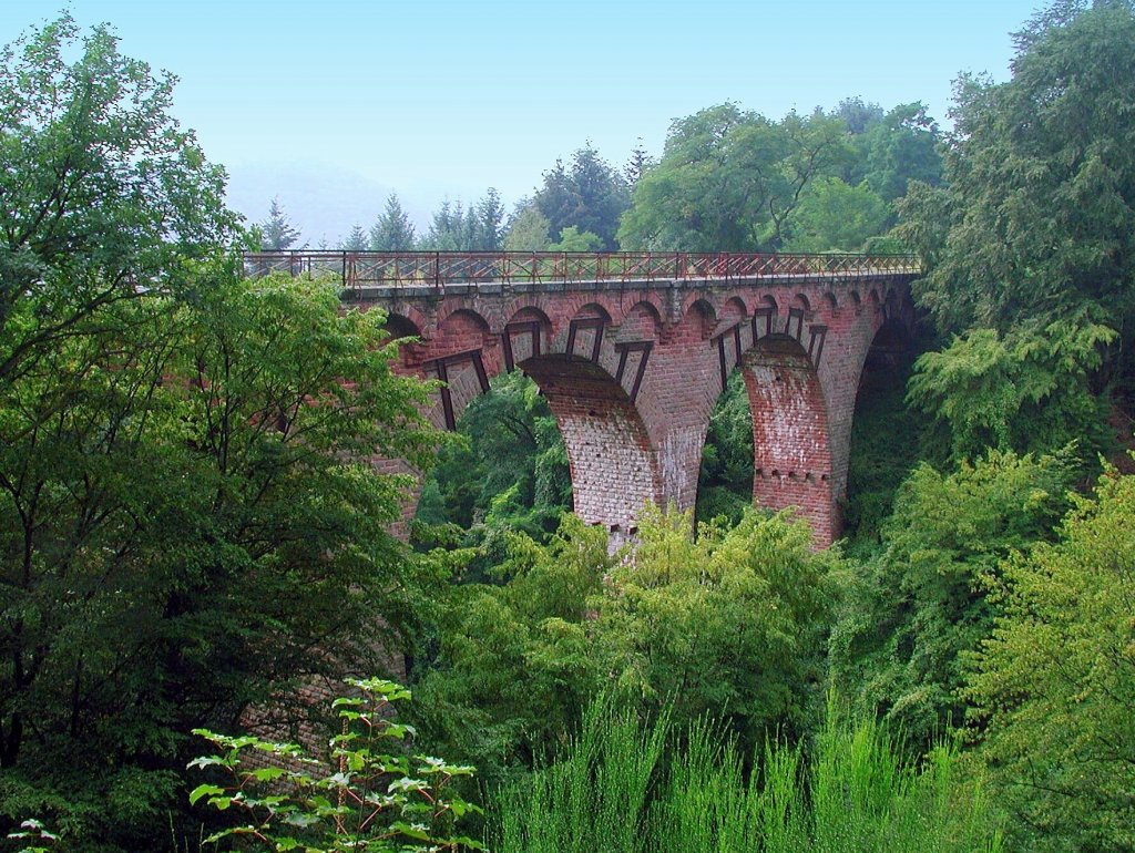 Deutschland, Landkreis Bernkastel-Wittlich in Rheinland-Pfalz, zwischen Wittlich und Plein, Grnewald, Wittlicher Viadukt (wurde aus Kostengrnden nicht fr den Maare- Mosel-Radweg saniert), 31.08.2002