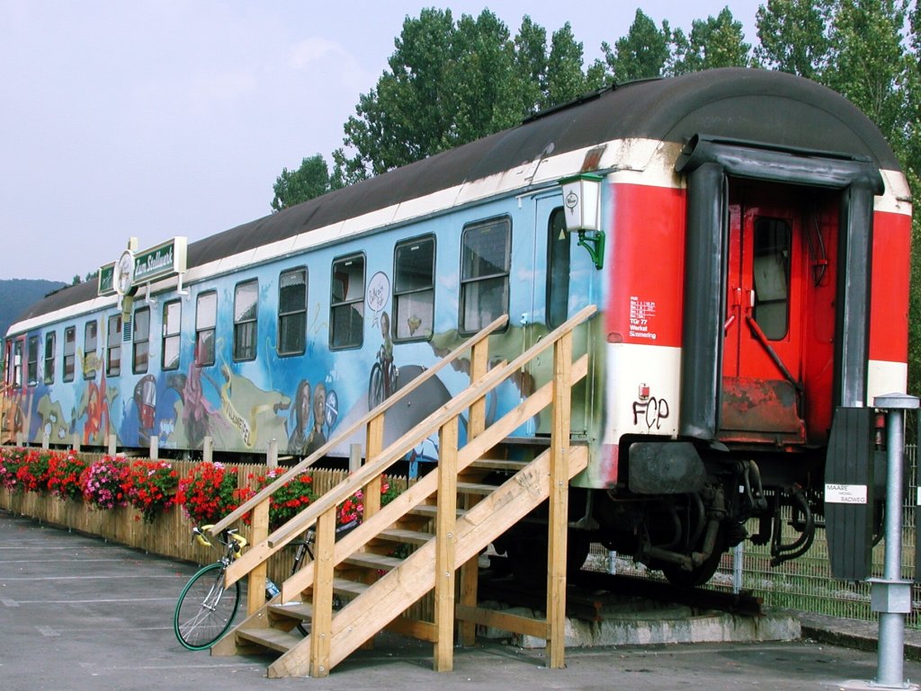 Deutschland, Rheinland-Pfalz, Eifel, Daun, der Maare-Mosel-Radweg (MMR) am Bahnhof der Eifelquerbahn. Der alte Eisenbahnwagen wird als Bistrot benutzt. Der MMR (58 km lang) verbindet Daun in der Vulkaneifel ber die ehemaligen Bahnnebenstrecken Daun-Wengerohr und Wengerohr–Bernkastel-Kues mit dem Moseltal. 31.08.2002  