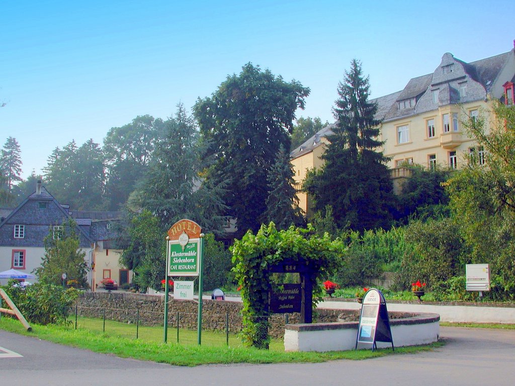 Deutschland, Rheinland-Pfalz, Eifel, der Maare-Mosel-Radweg (MMR), Maring-Noviand. Der MMR auf der Hhe der Klostermhle Siebenborn. Der MMR (58 km lang) verbindet Daun in der Vulkaneifel ber die ehemaligen Bahnnebenstrecken Daun-Wengerohr und Wengerohr–Bernkastel-Kues mit dem Moseltal. 31.08.2002