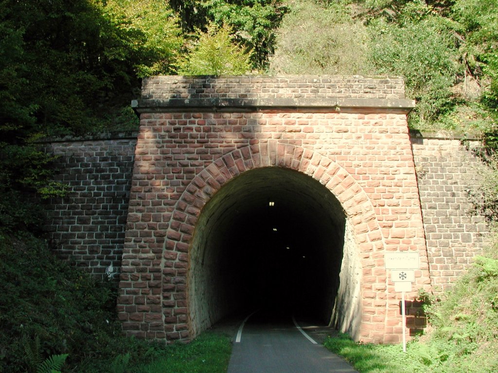 Deutschland, Rheinland-Pfalz, Eifel, der Maare-Mosel-Radweg (MMR) an der Sdeinfahrt des Unkenstein Tunnels (140 m lang) zwischen Wittlich und Plein. Der MMR (58 km lang) verbindet Daun in der Vulkaneifel ber die ehemaligen Bahnnebenstrecken Daun-Wengerohr und Wengerohr–Bernkastel-Kues mit dem Moseltal. 31.08.2002
