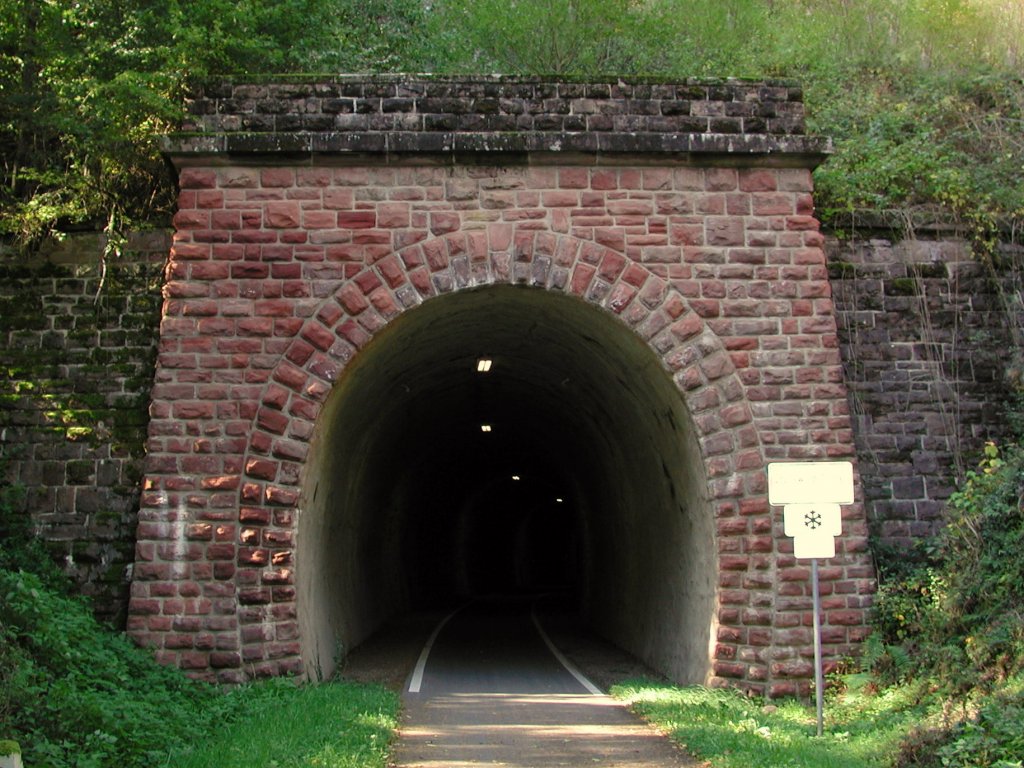 Deutschland, Rheinland-Pfalz, Eifel, der Maare-Mosel-Radweg (MMR) an der Sdeinfahrt des Grnewald Tunnels (126 m lang) zwischen Wittlich und Plein. Der MMR (58 km lang) verbindet Daun in der Vulkaneifel ber die ehemaligen Bahnnebenstrecken Daun-Wengerohr und Wengerohr–Bernkastel-Kues mit dem Moseltal. 31.08.2002