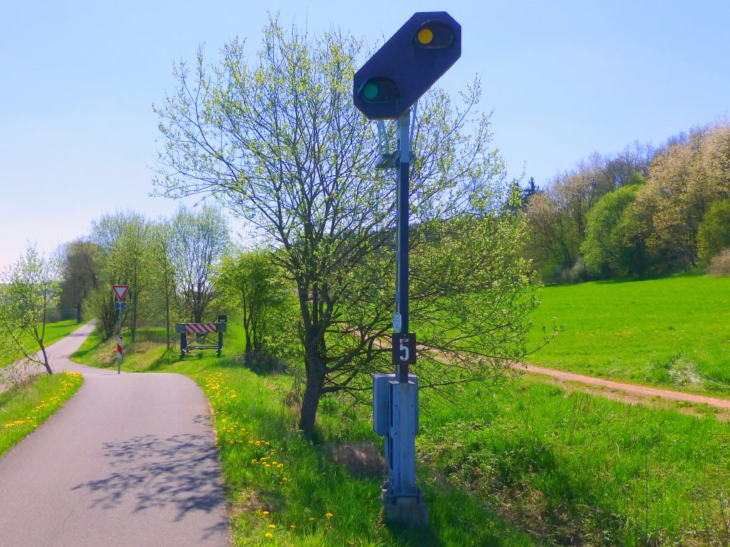 Deutschland, Rheinland-Pfalz, Eifel, der Maare-Mosel-Radweg (MMR) nrdlich von Gillenfeld. Der MMR (58 km lang) verbindet Daun in der Vulkaneifel ber die ehemaligen Bahnnebenstrecken Daun-Wengerohr und Wengerohr–Bernkastel-Kues mit dem Moseltal. 05.05.2013