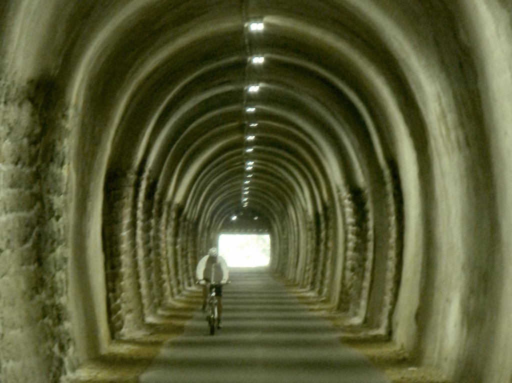 Deutschland, Rheinland-Pfalz, Eifel, der Maare-Mosel-Radweg (MMR) im  Grossen Schitzohr  Tunnel (560 m lang) zwischen Schalkenmehren und Daun. Der MMR (58 km lang) verbindet Daun in der Vulkaneifel ber die ehemaligen Bahnnebenstrecken Daun-Wengerohr und Wengerohr–Bernkastel-Kues mit dem Moseltal. 05.05.2013