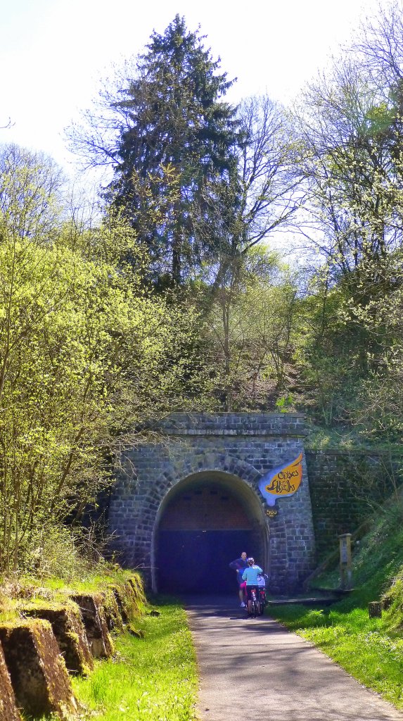 Deutschland, Rheinland-Pfalz, Eifel, der Maare-Mosel-Radweg (MMR) an der Nordeinfahrt des  Grossen Schitzohr  Tunnels (560 m lang) zwischen Daun und Schalkenmehren. Der MMR (58 km lang) verbindet Daun in der Vulkaneifel ber die ehemaligen Bahnnebenstrecken Daun-Wengerohr und Wengerohr–Bernkastel-Kues mit dem Moseltal. 05.05.2013