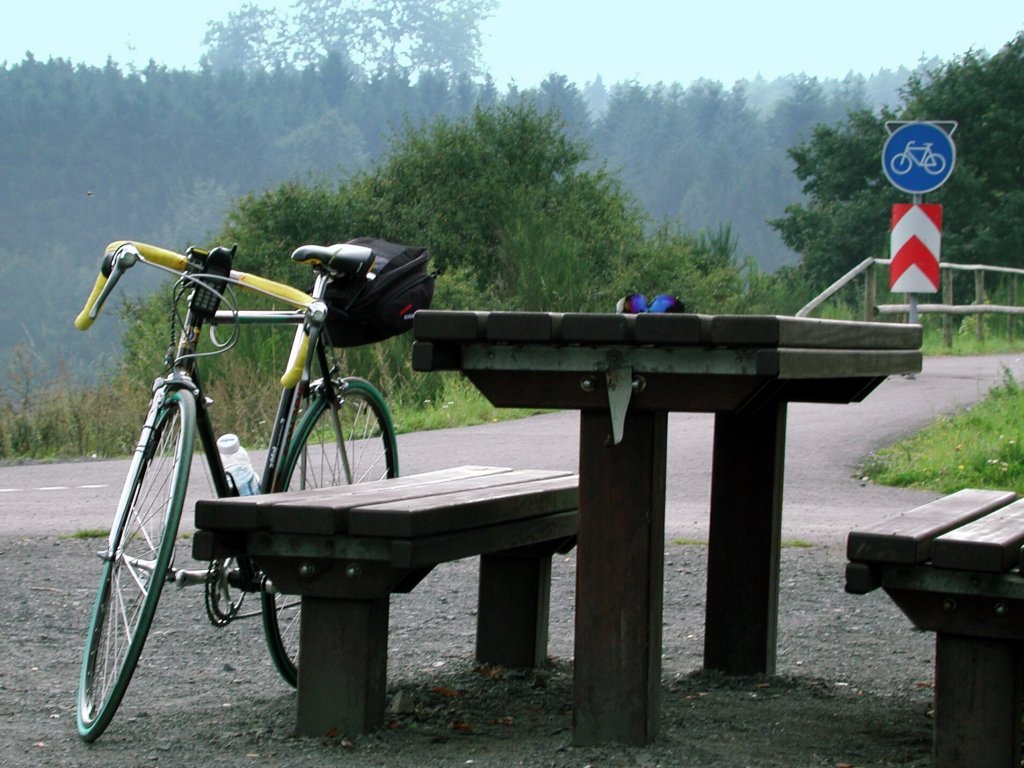 Deutschland, Rheinland-Pfalz, Eifel, Rastplatz auf dem Maare-Mosel-Radweg (MMR) sdlich von Gillenfeld. Der MMR (58 km lang) verbindet Daun in der Vulkaneifel ber die ehemaligen Bahnnebenstrecken Daun-Wengerohr und Wengerohr–Bernkastel-Kues mit dem Moseltal. 31.08.2002