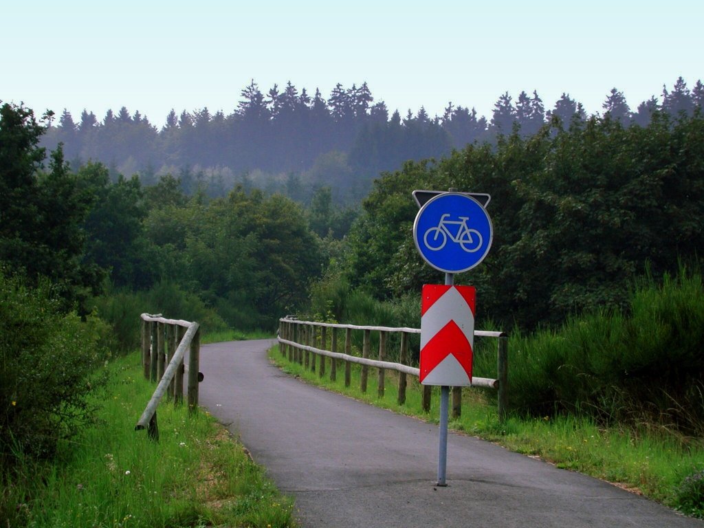 Deutschland, Rheinland-Pfalz, Eifel, Schalkenmehren, der Maare-Mosel-Radweg (MMR) sdlich von Gillenfeld. Der MMR (58 km lang) verbindet Daun in der Vulkaneifel ber die ehemaligen Bahnnebenstrecken Daun-Wengerohr und Wengerohr–Bernkastel-Kues mit dem Moseltal. 31.08.2002