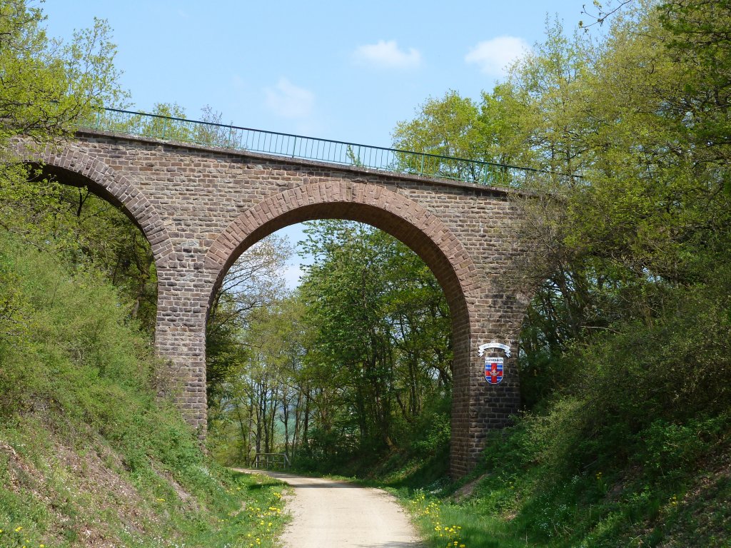 Deutschland, Rheinland-Pfalz, Eifelkreis Bitburg-Prm, Enztal Radweg bei Lnebach. 01.05.2011