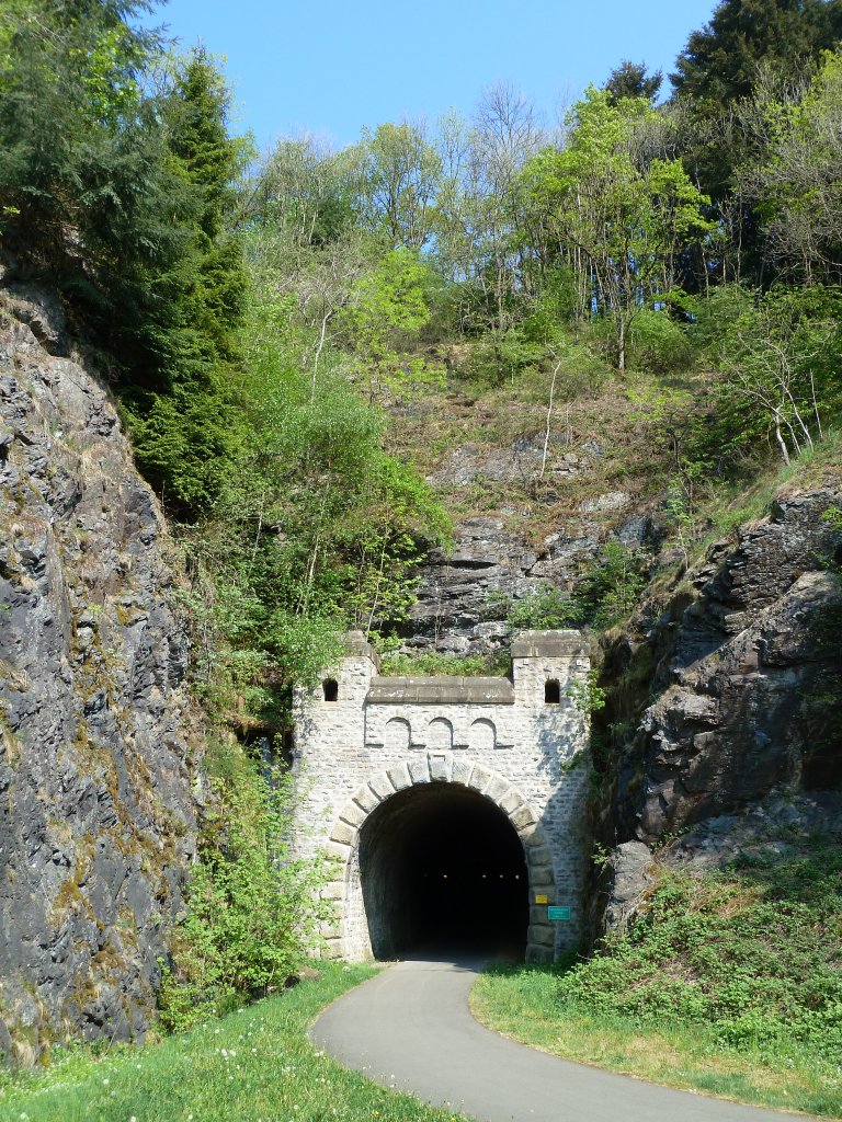 Deutschland, Rheinland-Pfalz, Eifelkreis Bitburg-Prm, Neuerburg, Enztal Radweg, Neuerburger Tunnel, 117m. 01.05.2011