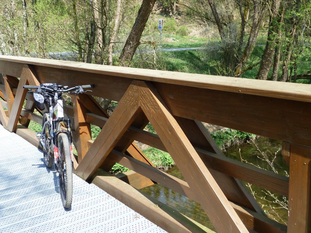 Deutschland, Rheinland-Pfalz, Eifelkreis Bitburg-Prm,Eifel-Ardennen Radweg, Brcke ber die Our an der Grenze zwischen Belgien und Deutschland. 23.04.2011