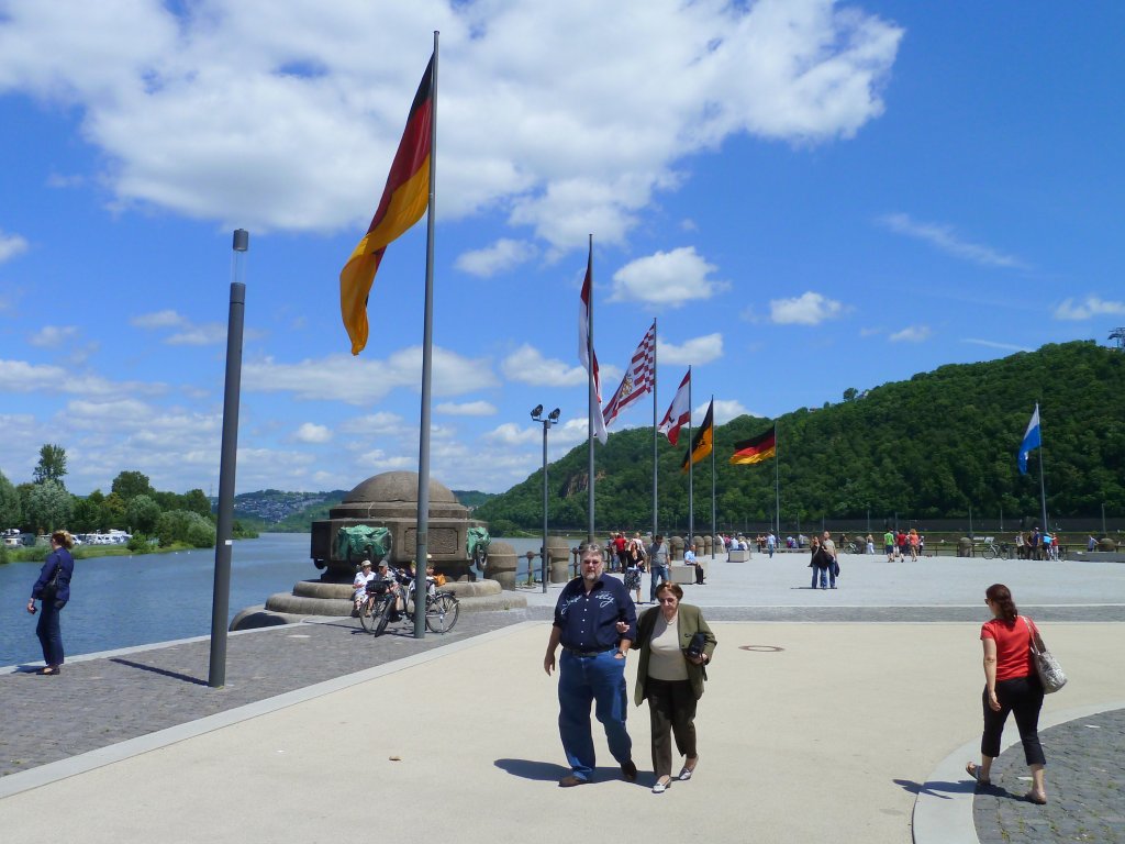 Deutschland, Rheinland-Pfalz, Koblenz, Deutsches Eck, Ende des Mosel Radweges, links im Bild: die Mosel. 17.06.2012