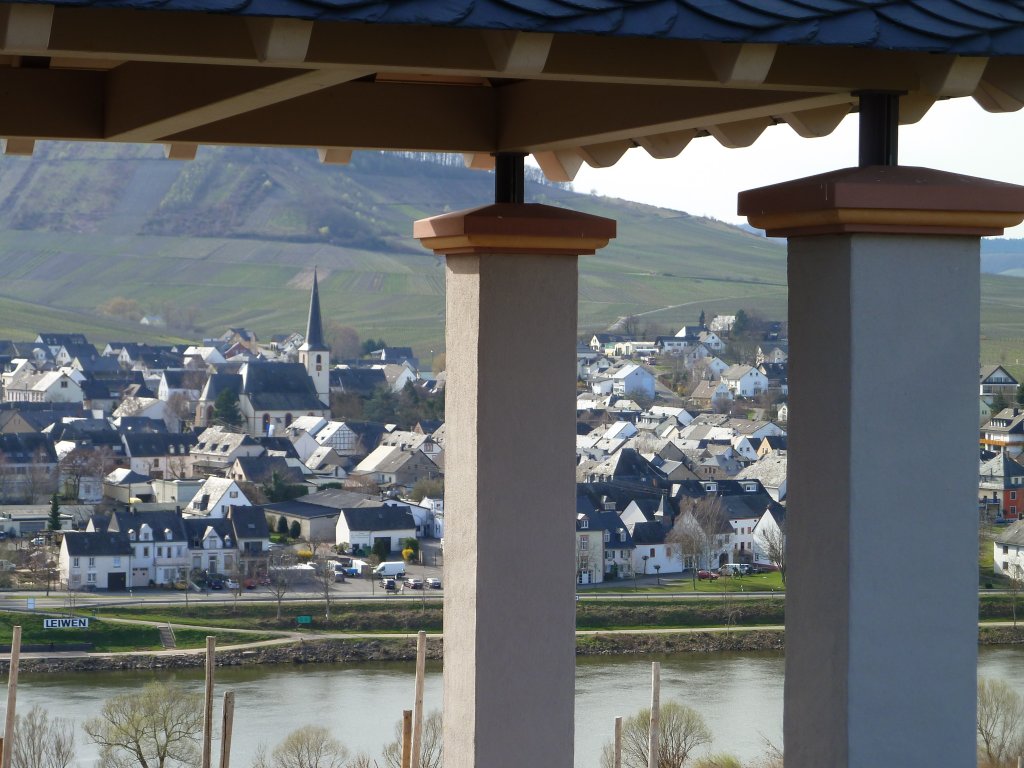 Deutschland, Rheinland-Pfalz, Landkreis Trier-Saarburg, Blick von der Laurentiuskapelle (Trittenheim) auf Leiwen am rechten Mittelmoselufer, 20.03.2011