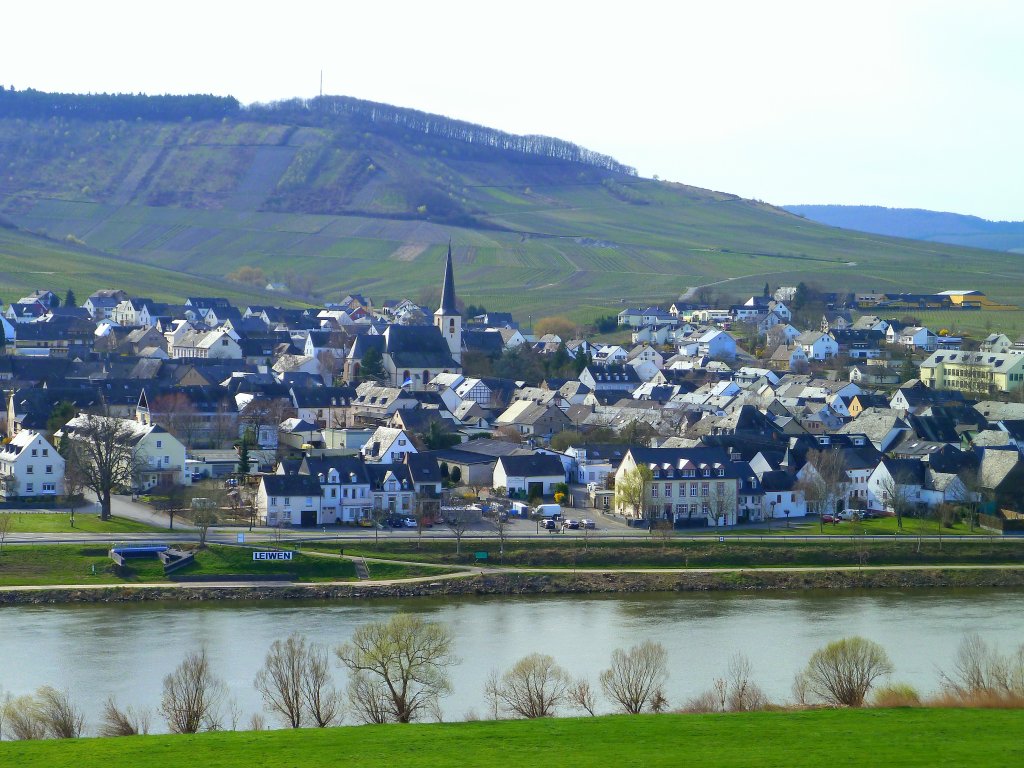 Deutschland, Rheinland-Pfalz, Landkreis Trier-Saarburg, Leiwen und der Moselradweg von der Trittenheimer laurentius Kapelle aus gesehen. 20.03.2011