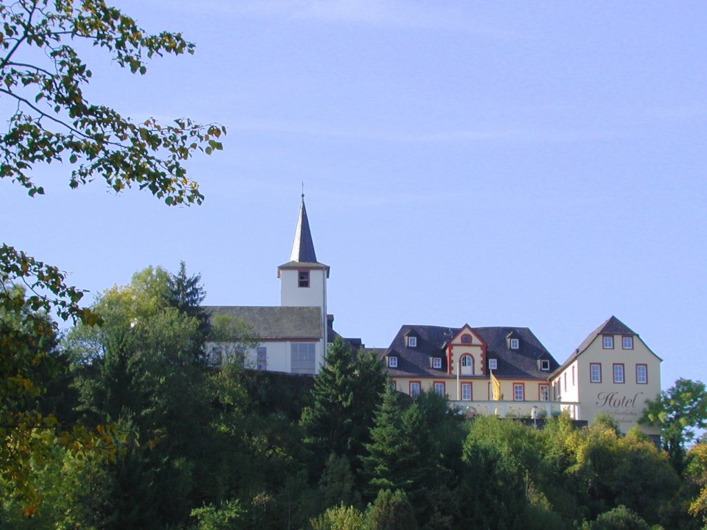 Deutschland, Rheinland-Pfalz, Landkreis Vulkaneifel, Dauner Burg vom Bahnhof Daun (Eifelquerbahn) aus gesehen, 15.07.2010