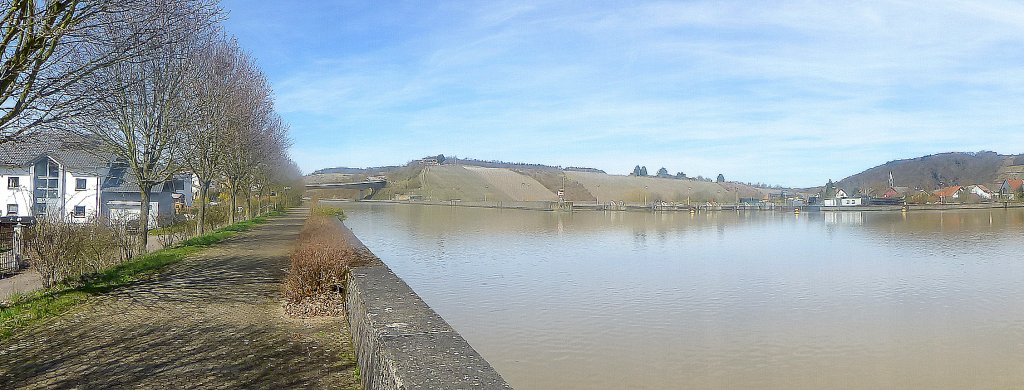 Deutschland, Rheinland-Pfalz, Saarradweg am linken Saarufer in Biebelhausen, im Hintergrund die Teilung der Saar in Saardurchstich (Schleusenkanal) mit der Schleuse Kanzem am Ende des Durchstichs links und Wehrarm mit Wehrschleuse rechts. 14.04.2013