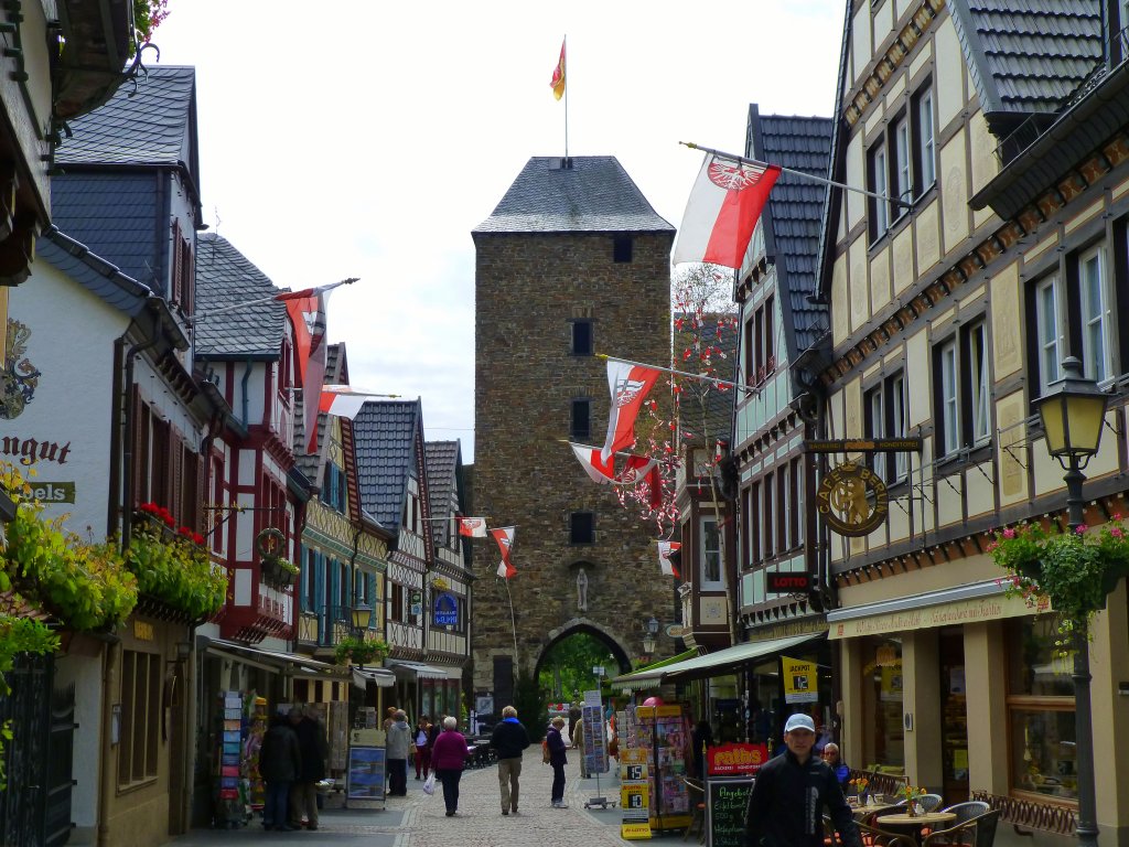 Deutschland, Rheinlandpfalz, Landkreis Ahrweiler, Ahrweiler, Stadttor Ahrweiler am Ende der Ahrhutstrasse, 27.05.2013