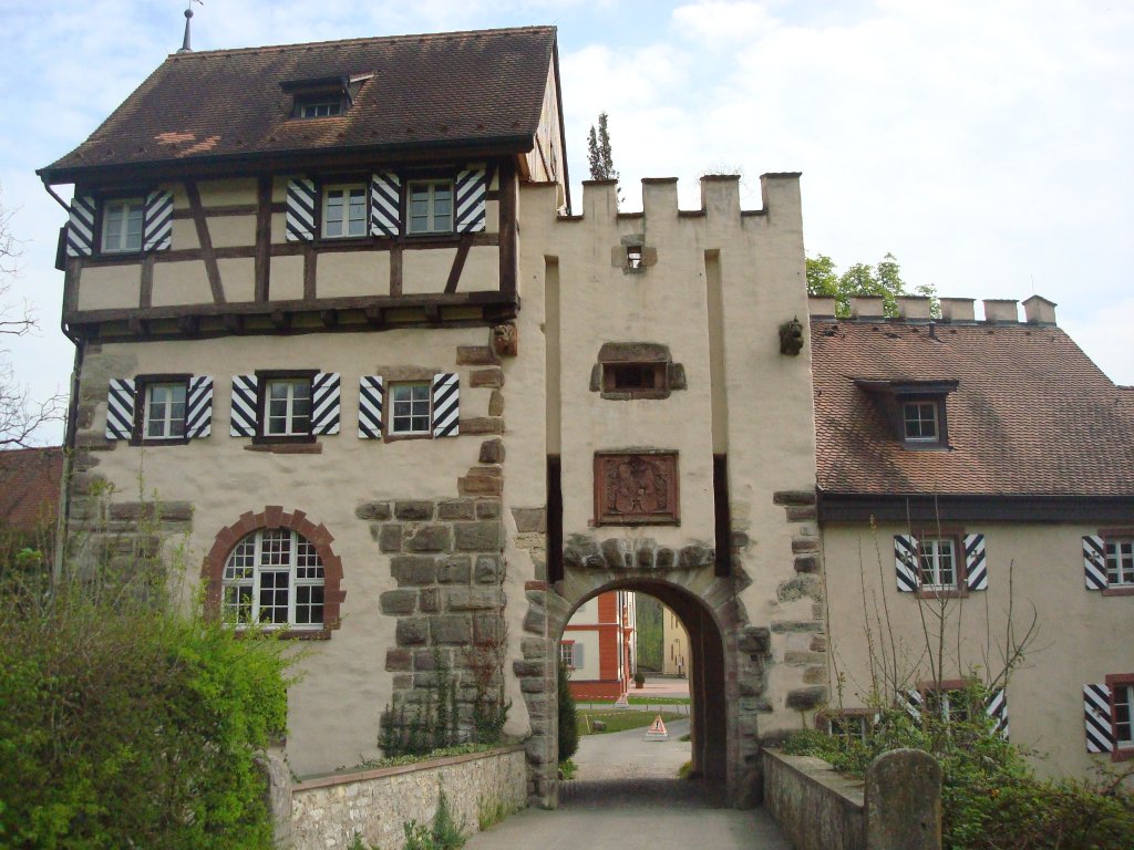 Deutschordenschlo Beuggen bei Rheinfelden,
das Obere Tor von 1260,als Teil der alten Befestigung,
April 2010