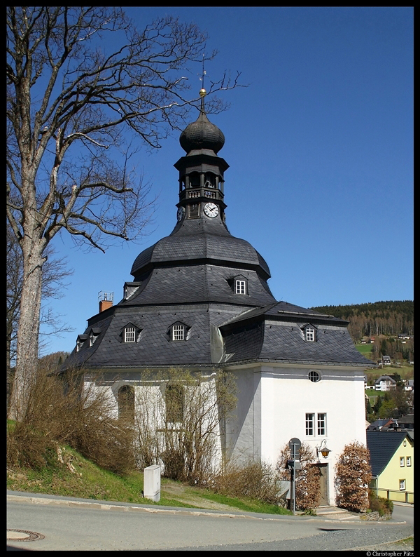 Die 1737 errichtete Kirche  Zum Friedefürsten  in Klingenthal ist die zweitgrößte Rundkirche Sachsens (nach der Frauenkirche). (27.04.2012)
