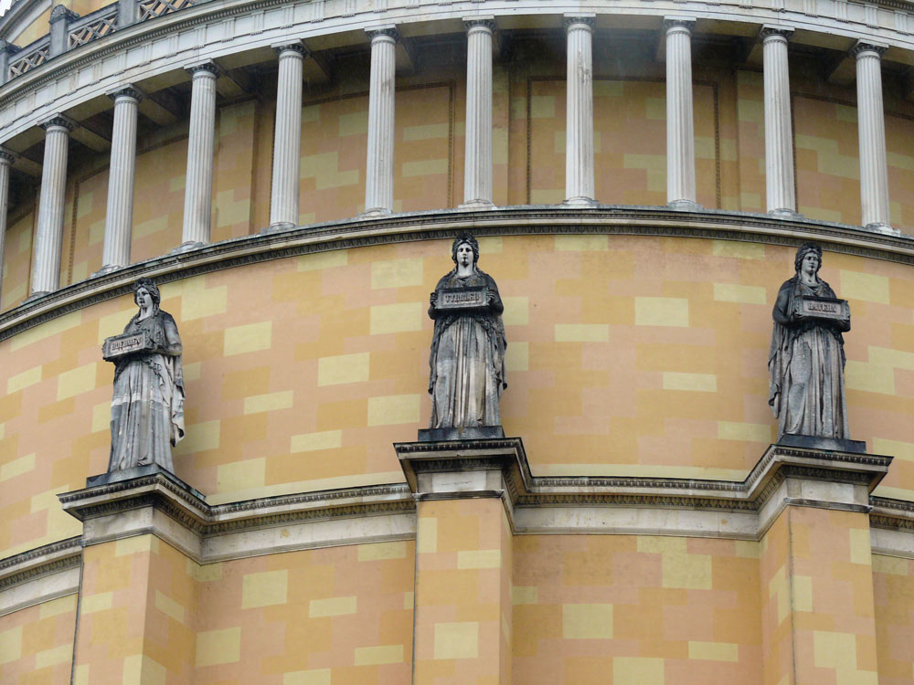 Die 18 Strebefeiler der Auenfassade der Befreiungshalle werden von 5,80 m hohen Kolossalstatuen aus Donau-Kalkstein als Allegorien der an den Schlachten beteiligten deutschen  Volksstmme  gekrnt; im Bild zu sehen: BOEHMEN, TYROLER; BAYERN; Kelheim, 05.08.2010
