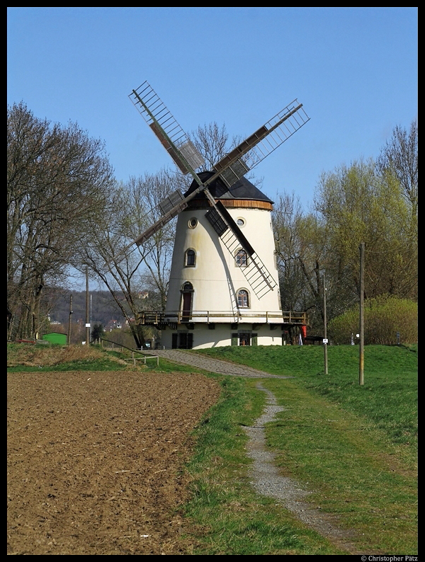 Die 1828 errichtete Gohliser Windmühle, eine Turmholländer-Windmühle, dient heute als Gaststube und Museum. (Dresden-Gohlis, 01.04.2012) 