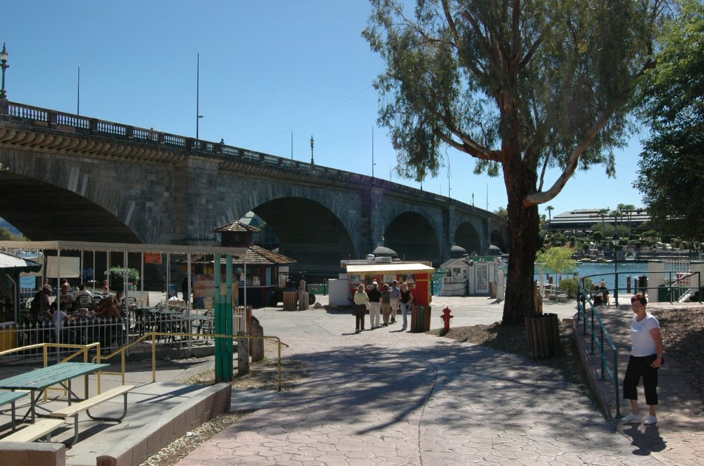 Die 1831 in London erbaute Brcke konnte den Verkehr nicht mehr bewltigen. Robert McCulloch ist Grnder der mitten in der Wste von Arizona gelegenen Stadt Lake Havasu. Er ersteigerte die Brcke fr 2.460.000 US-Dollar. Die Brcke wurde abgebaut. Alle Teile wurden auf dem Seeweg nach Long Beach in Kalifornien gebracht, und von dort aus mit Lastwagen nach Lake Havasu City transportiert. Der Wiederaufbau begann am 23. September 1968. Am 10. Oktober 1971 konnte die Brcke (wieder) eingeweiht werden. Das Foto entstand im September 2007.