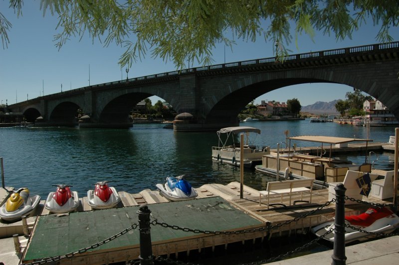 Die 1831 in London erbaute Brcke konnte den Verkehr nicht mehr bewltigen. Robert McCulloch ist Grnder der mitten in der Wste von Arizona gelegenen Stadt Lake Havasu. Er ersteigerte die Brcke fr 2.460.000 US-Dollar. Die Brcke wurde abgebaut. Alle Teile wurden auf dem Seeweg nach Long Beach in Kalifornien gebracht, und von dort aus mit Lastwagen nach Lake Havasu City transportiert. Der Wiederaufbau begann am 23. September 1968. Am 10. Oktober 1971 konnte die Brcke (wieder) eingeweiht werden. Das Foto entstand im September 2007.