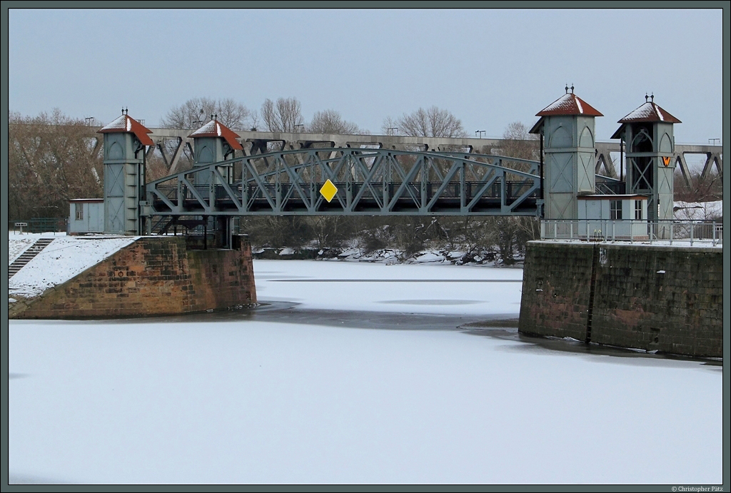 Die 1894 errichtete Hubbrücke im Handelshafen von Magdeburg. (20.01.2013)