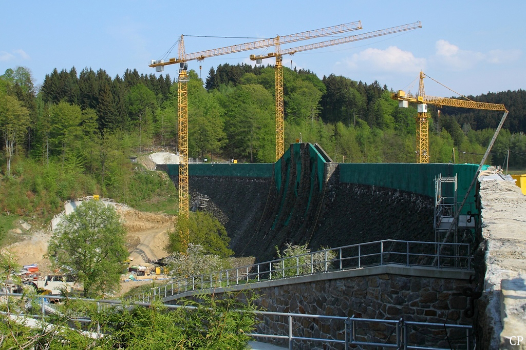 Die 1911-1914 errichtete Talsperre Klingenberg dient vor allem der Trinkwasserversorgung Dresdens. Zurzeit finden dort umfangreiche Sanierungsarbeiten an der Staumauer statt, weshalb auch das Wasser abgelassen ist.(30.04.2011)