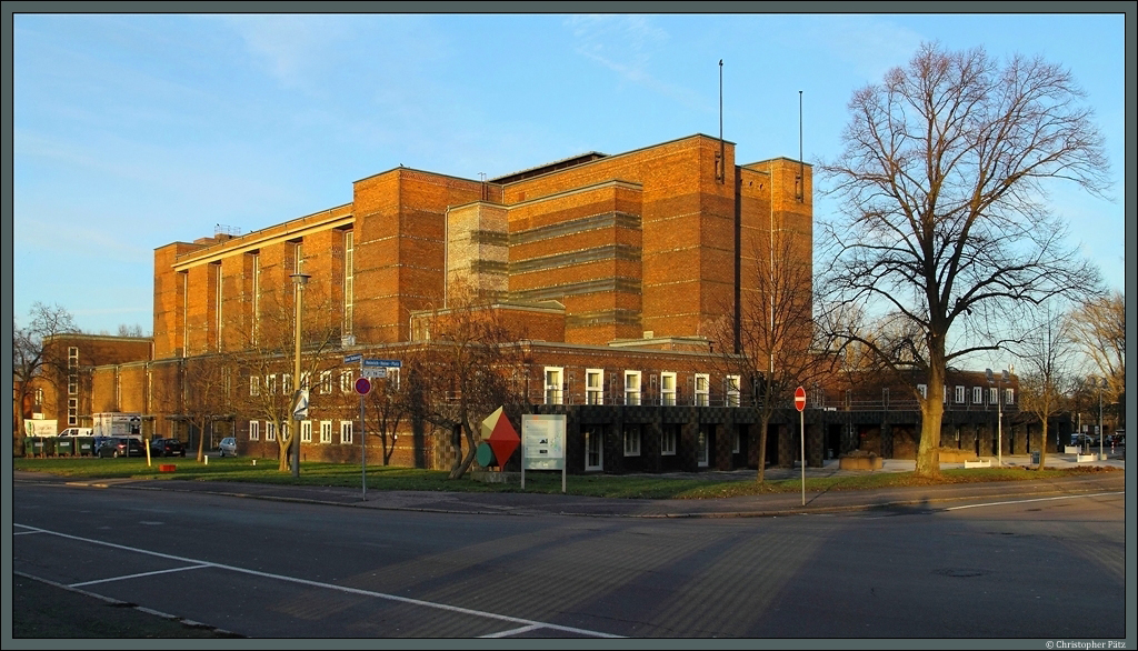 Die 1926/27 errichtete Stadthalle Magdeburg am Rotehornpark. (06.02.2013)