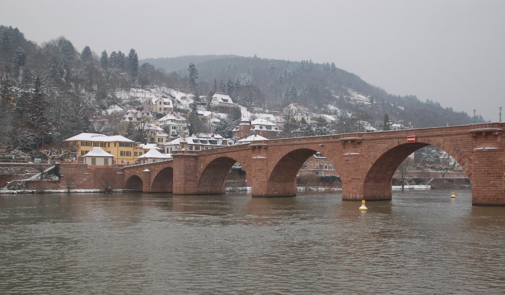 Die alte Brcke (Karl-Theodor-Brcke) ber den Neckar in Heidelberg, aufgenommen von der Altstadtseite. 
Aufgenommen am 10. Januar 2010.
