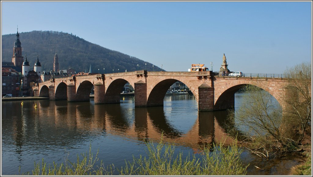 Die alte Brcke(fertiggestellt 1788) fhrt ber den Neckar in die Altstadt von Heidelberg.
(28.03.2012)