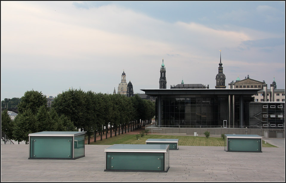 Die alten Bauwerke Dresden blicken herüber über das moderne Landtagsgebäude. Blick von der Terrasse des Internationales Congress Center Dresden. 02.08.2009 (Matthias)