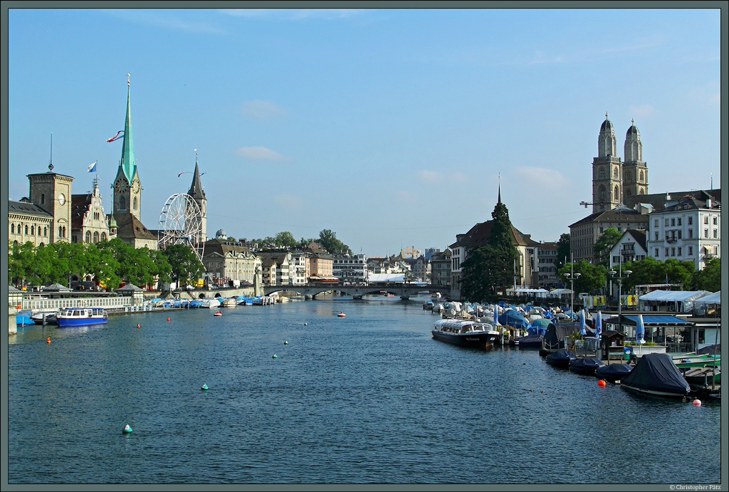 Die Altstadt von Zrich an der Limmat. Markanteste Gebude sind links das Stadthaus sowie die Trme von Fraumnster und St. Peter, rechts Wasserkirche und Grossmnster. (08.07.2013)