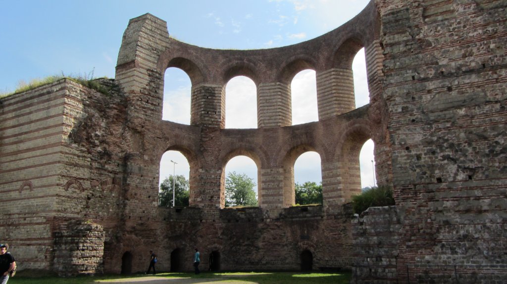 Die antiken Kaiserthermen in Trier. Diese Rundbgen mit den Lichtungen sind typisch fr den antiken, rmischen Baustil.(5.8.2012)
